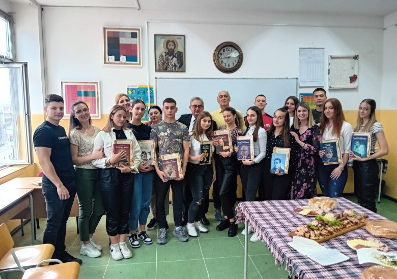 Додела награда најуспешнијим ученицима за дан школе